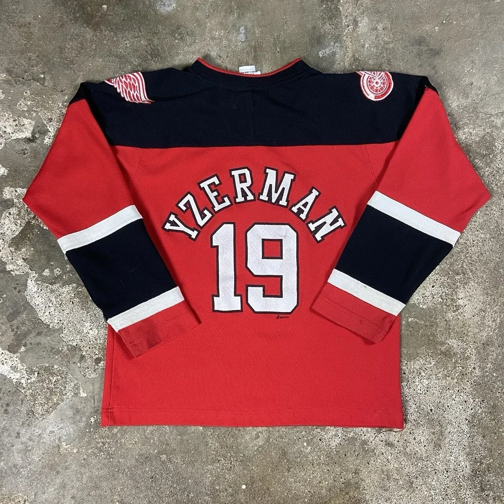 VTG Detroit Redwings Steve Yzerman #19 Hockey Jersey Youth Size Medium Red NHL